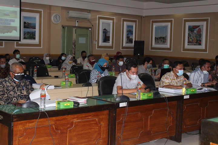 Anggota DPRD serius dan mecermati paparan pansus Raperda. SP/MUHAJIRIN KASRUN