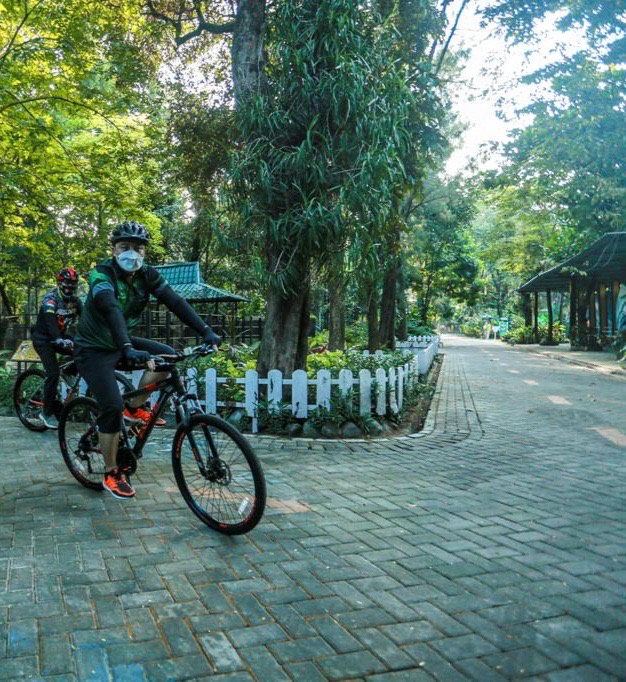 Wali Kota Surabaya Eri Cahyadi bersama rombongan menggelar Gowes To Zoo, Minggu (21/3/2021).SP/.ALQ
