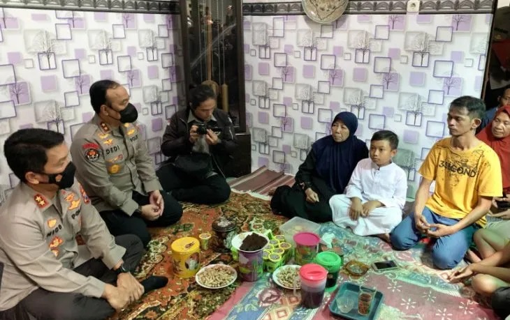Kapolda Jawa Timur Irjen Pol Nico Afinta (kiri) bersama Kadiv Humas Polri Irjen Dedi Prasetyo (kedua kiri) saat menemui Alfiansyah (11) anak yang menjadi yatim piatu akibat kehilangan kedua orang tuanya pada tragedi Kanjuruhan.