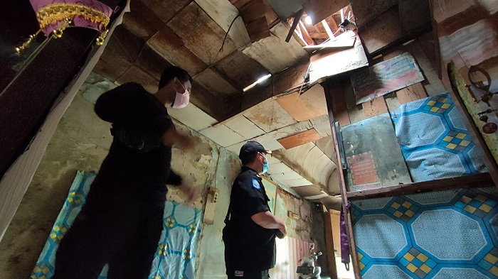 Pemkot Surabaya melakukan evakuasi rumah ambruk di Jalan Pogot Baru No 04 RT/RW 01/06 Kelurahan Tanah Kali Kedinding, Kecamatan Kenjeran Kota Surabaya. SP/ALQ