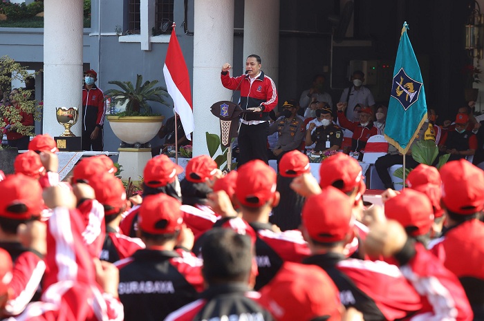 Wali Kota Surabaya Eri Cahyadi melepas sebanyak 794 atlet yang mengikuti Pekan Olahraga Pemerintah Provinsi (Porprov) Jawa Timur VII Tahun 2022, di Halaman Balai Kota Surabaya, Rabu (22/6).SP/ALQ
