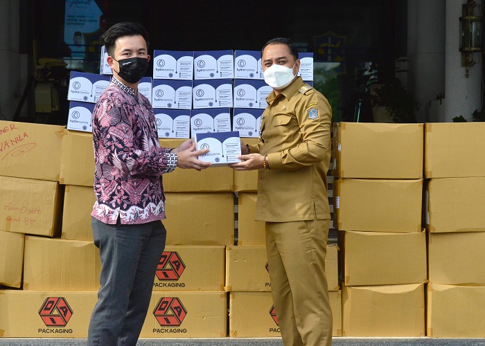 Bantuan diserahkan langsung oleh Presdir Products Hydromamma PT Karniel Pacific Indonesia Sugiarto Wijono kepada Wali Kota Surabaya Eri Cahyadi di halaman Balai Kota Surabaya.SP/ALQ
