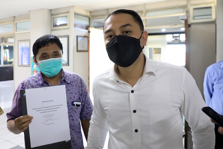 Wali Kota Surabaya, Eri Cahyadi usai menggelar rapat bersama Panitia Seleksi (Pansel) Direksi  (PDAM) Surya Sembada Kota Surabaya. SP/Alqomar