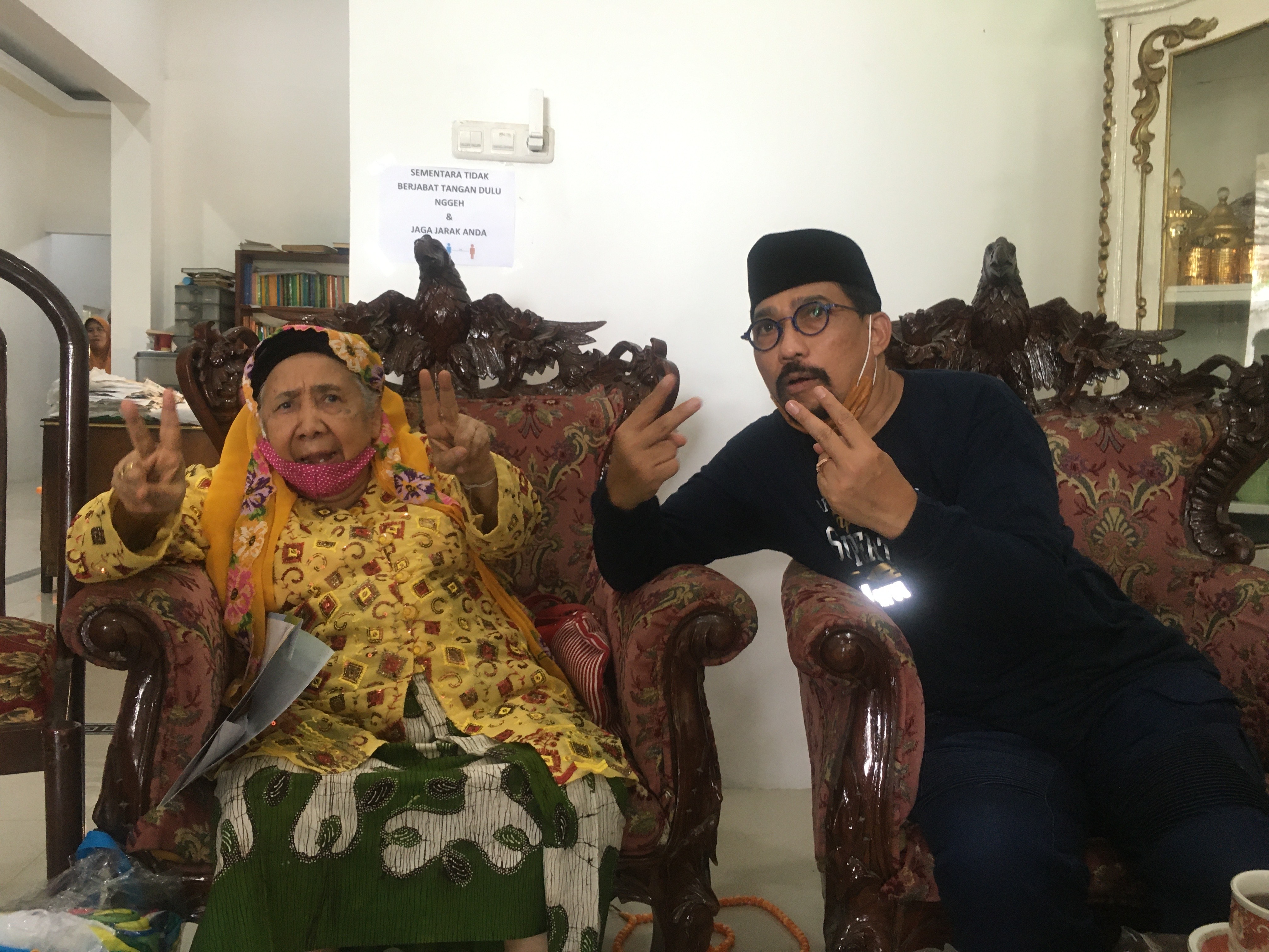 Pengasuh Pondok Pesantren Al-Amiroh Nyai Hj. Nur Azizah (Azariyah) mengajak memenangkan Machfud Arifin-Mujiaman (MAJU). SP/ALQOMARUDDIN.