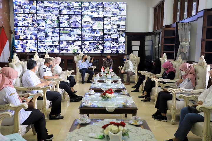 Wali Kota Surabaya Eri Cahyadi menerima kunjungan dari Konsul Jenderal (Konjen) Amerika Serikat di ruang kerja Balai Kota Surabaya. SP/Alqomar