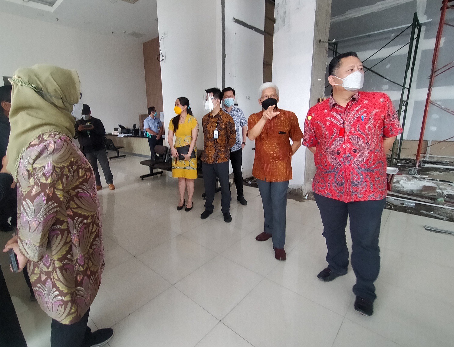  Plt Wali Kota Surabaya, Whisnu Sakti Buana bersama Kepala Dinas Kesehatan Surabaya, Febria Rachmanita meninjau langsung kesiapan operasional rumah sakit Covid-19. Kamis (28/1).SP/ALQOMARUDDIN.