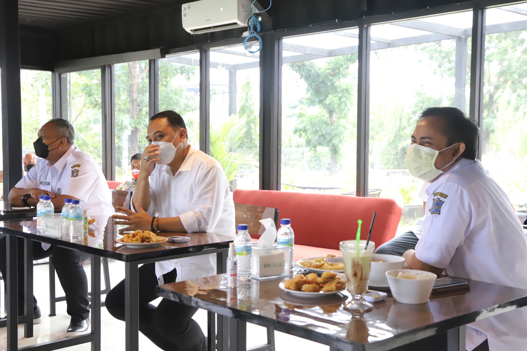 Wali Kota Eri bersilaturrahmi dengan Rektor Unesa dan jajaran pimpinan Unesa di Ulala Cafe dan Resto Jalan Kampung Unesa Lidah Wetan. SP/ALQ 