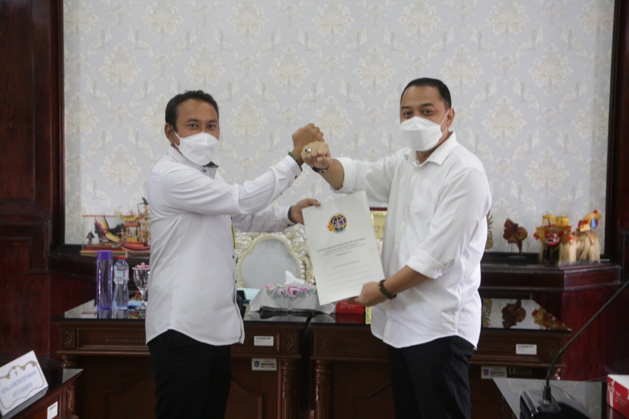 Wali Kota Eri Cahyadi bersama jajaran Pemkot Surabaya menerima penyerahan PBT dari BPN I dan II di ruang sidang walikota, Kamis (4/3). SP/ALQ 
