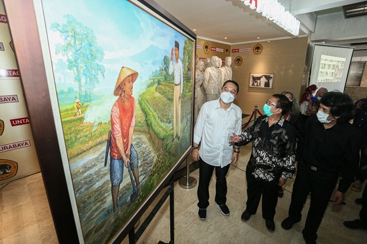 Wali kota Surabaya Eri Cahyadi saat melihat salah satu lukisan di Plaza Proklamasi Gedung Graha Wiyata, Universitas 17 Agustus 1945 (Untag), Selasa (6/4). SP/Al Qomar