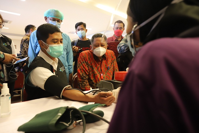  Pemkot Surabaya gelar vaksinasi massal untuk nakes di Graha YKP, Minggu (31/1). .SP/ALQOMARUDDIN.