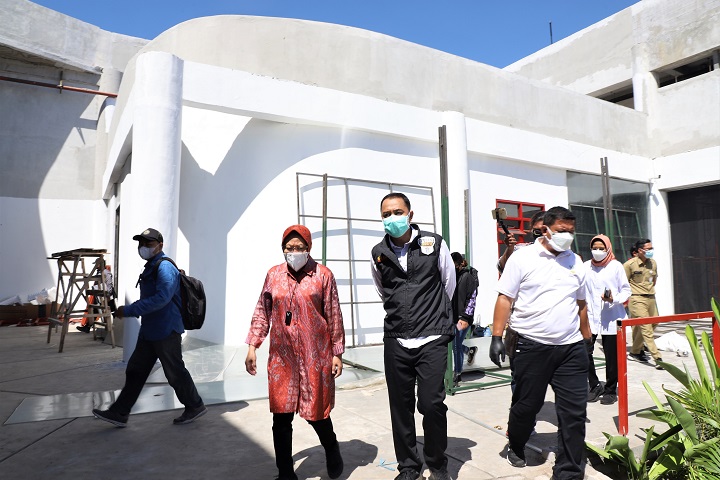Menteri Sosial RI Tri Rismaharini didampingi Wali Kota Surabaya Eri Cahyadi meninjau langsung persiapan Rumah Sakit Lapangan Tembak di Kedung Cowek. SP/Alqomar