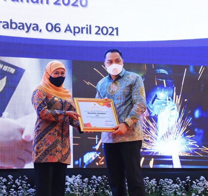  Wali Kota Surabaya Eri Cahyadi menerima penghargaan sebagai Pembina Kesehatan dan Keselamatan Kerja (K3) Tingkat Provinsi Jawa Timur Tahun 2020, Selasa (6/4) malam. SP/ALQ