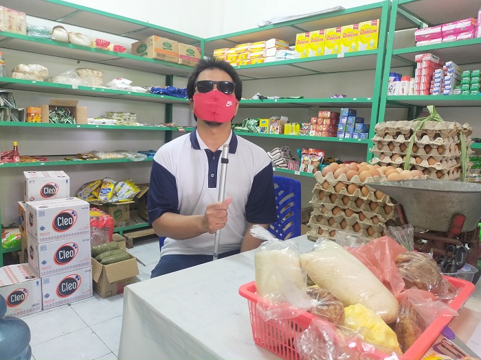 Penyandang disabilitas tunanetra Karjono saat ditemui di koperasi Rusunawa Siwalankerto Surabaya, Selasa (2/2).SP/ALQOMARUDDIN.