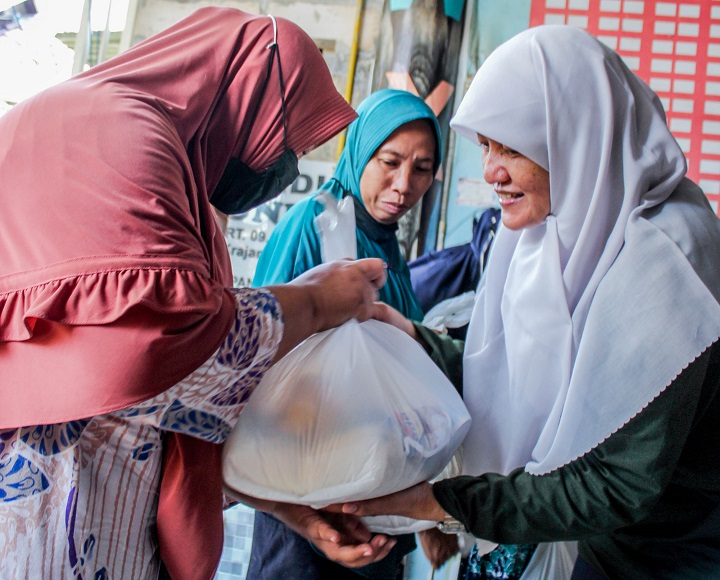 Wakil Ketua DPRD Kota Surabaya Reni Astuti saat memberikan bantuan kepada warga kurang mampu. 