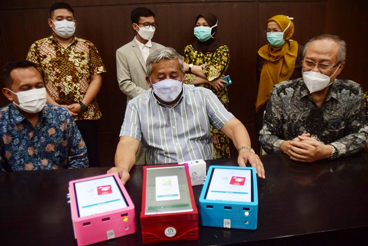 Guru Besar ITS Prof. Drs. Ec. Ir. Riyanarto Sarno menyerahkan alat I-Nose C19 kepada Prof. Dr. Ir. KH M. Nuh DEA .SP/Patrick cahyo