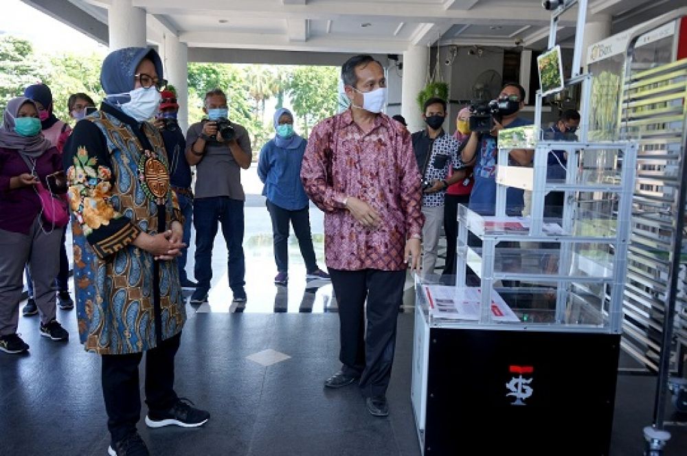 Wali Kota Surabaya Tri Rismaharini menerima bantuan tiga alat canggih hasil karya Institut Teknologi Telkom Surabaya . SP/Byt