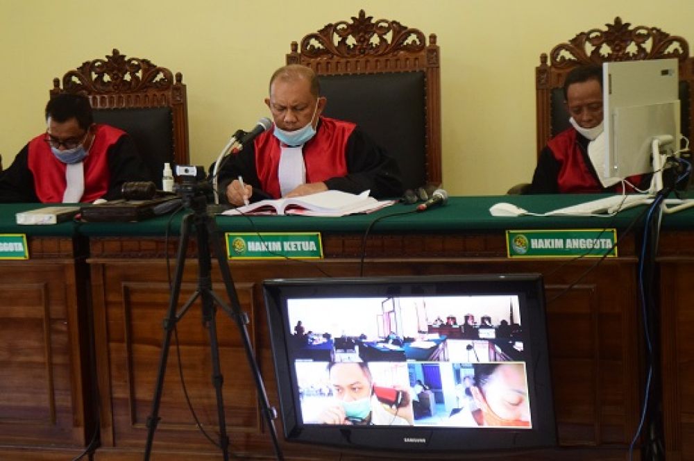 Majelis Hakim Safri Abdullah menanyakan kepada terdakwa Kristin saat sidang perkara pengedaran pil Double L yang di gelar online di Ruang Garuda 2, Pengadilan Negeri, Surabaya, Jawa Timur, Selasa (22/9).SP/Patrik Cahyo