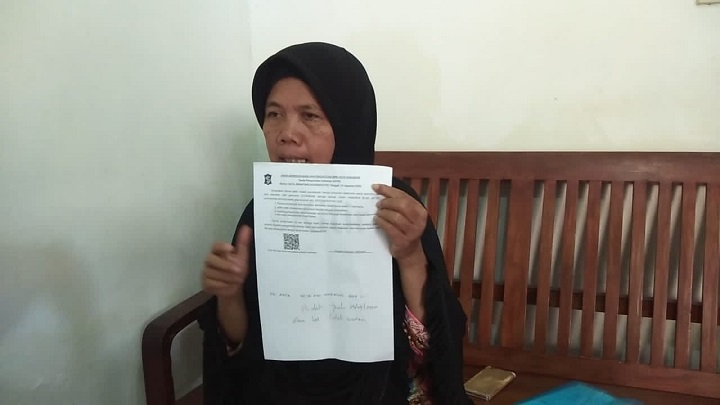 Yaidah, warga Lembah Harapan menunjukkan catatan akta kematian setelah harus berjuang meminta keadilan hingga Dirjen Dukcapil di Jakarta. Sp/Alqomar