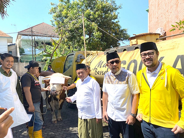 Sapi Kurban dari Wakil Ketua Bayu Airlangga dengan Bobot 1 Ton sebelum disembelih di Kantor Partai Golkar Jatim, Jl A Yani Surabaya, Minggu Pagi (10/7/2022).  Dari kanan : Bayu Airlangga, Sahat Simanjuntak dan Sarmuji.