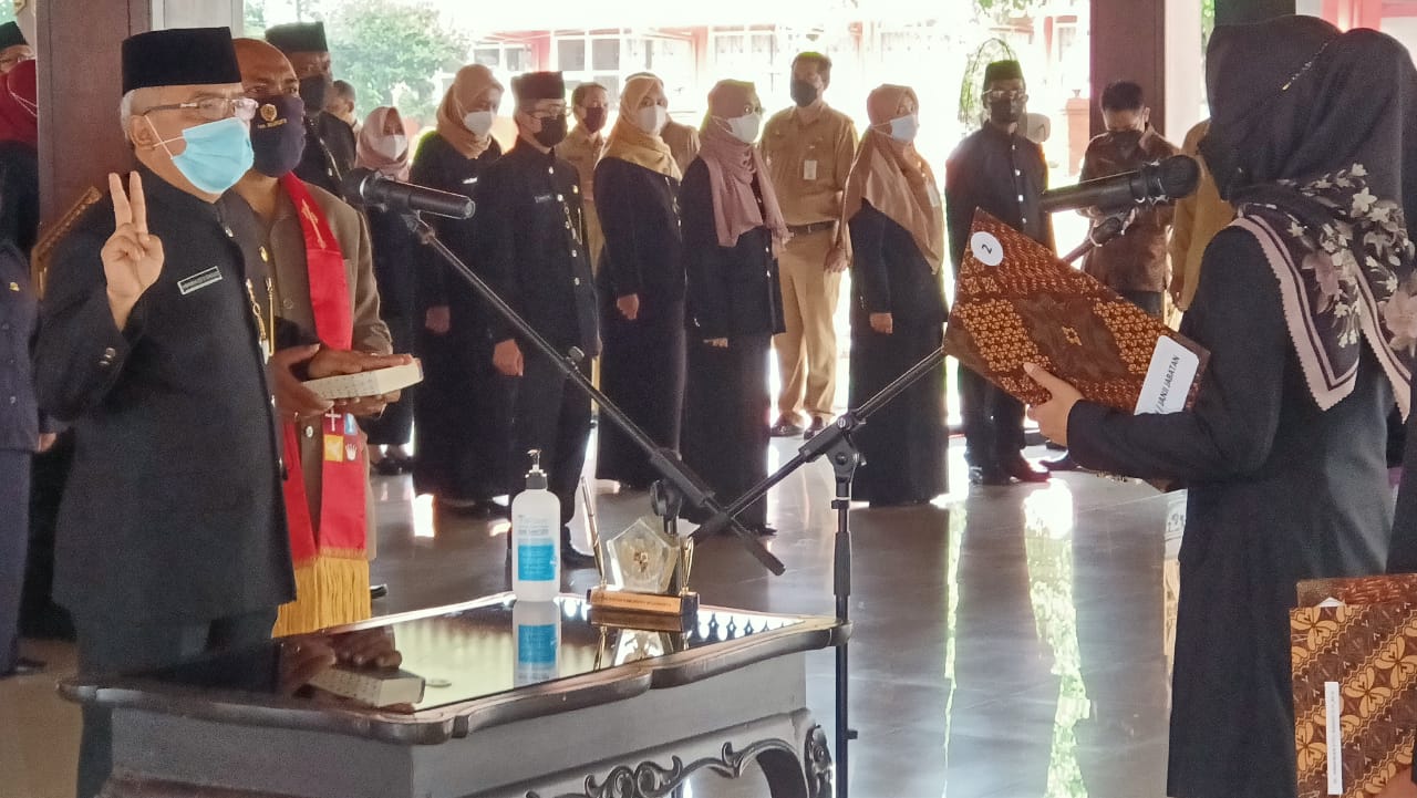 Bupati Mojokerto, Ikfina Fahmawati saat melantik Himawan Estu Bagijo sebagai Pj Sekdakab Mojokerto. SP/Dwy AS