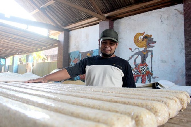 Imam Sutanto yang sedang memproduksi tempe. SP/ BLT