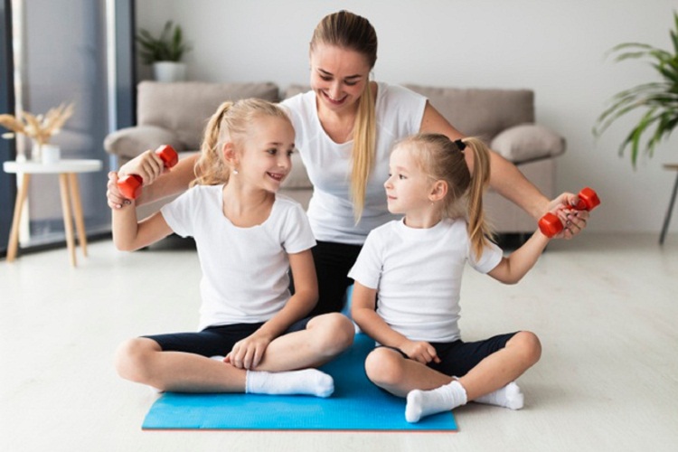 Orang tua yang menemani anak-anaknya melakukan rutinitas olahraga di rumah. SP/ SBY