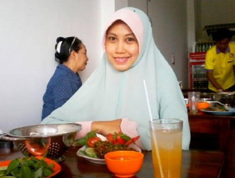 Indah Citra Halley pemilik rumah makan bebek belur. SP/ LMP