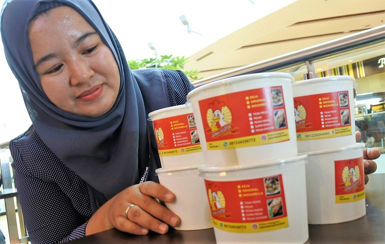 Indah Wulandari menunjukkan produk Ayam Geprek Pelopor. SP/ SBY