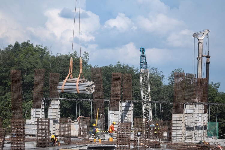 Aktivitas para pekerja di kawasan Ibu Kota Nusantara (IKN), Kecamatan Sepaku, Kabupaten Penajam Paser Utara, Provinsi Kalimantan Timur. SP/ KLM