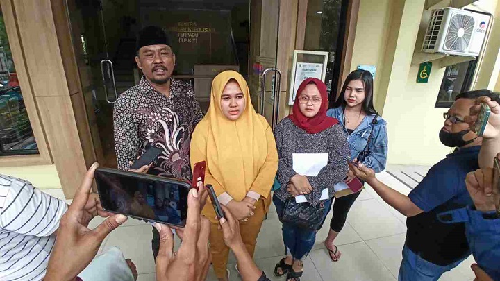 Emak-emak yang menjadi korban investasi bodong ini melaporkan terlapor, di Polda Jatim, Kamis (13/4/2023).