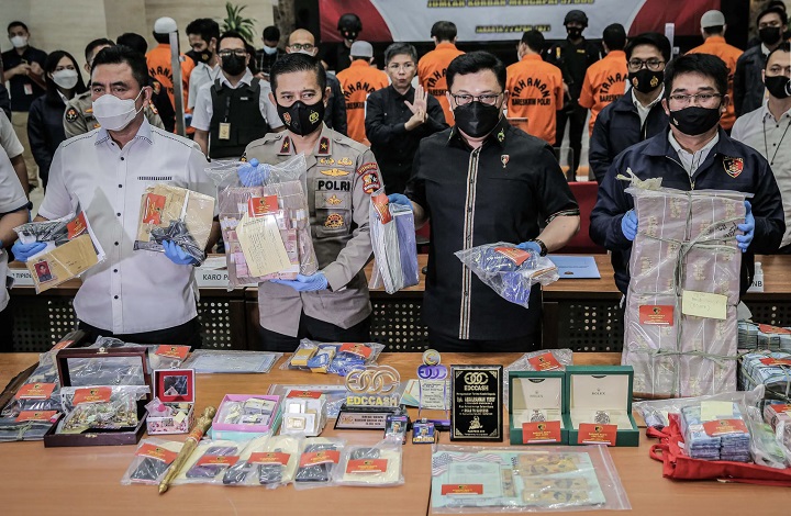 Dittipideksus Bareskrim Mabes Polri menunjukkan barang bukti kasus investasi bodong yang dilakukan pasangan suami istri dengan nama usaha E-Dinar Coin (EDC) Cash. SP/Faizal Fanani