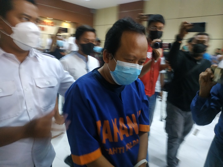 Tersangka Miftachul Amin, dengan pakaian tahanan, digelandang usai diungkap oleh Tim Subdit II Hardabangtah Ditreskrimum Polda Jatim dalam Target Operasi Mafia Tanah, Senin (22/8/2022).