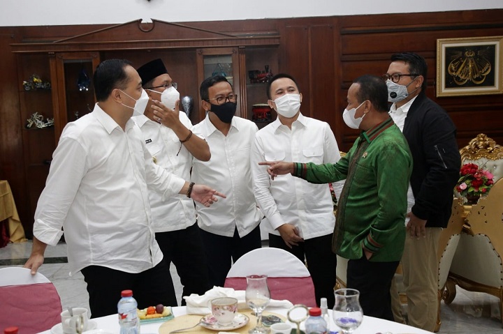 Kepala BKPM Bahlil Lahadalia bersama Ketua HIPMI Jatim saat berdiskusi dengan Wali Kota Surabaya Eri Cahyadi, Bupati Gresik Fandi Ahmad Yani dan Bupati Sidoarjo Ahmad Mudhlor Ali di rumah dinas Wali Kota Surabaya, Kamis (18/3/2021). SP/ALQOMARUDIN