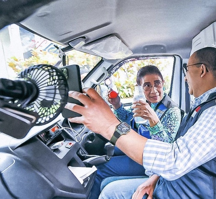 Momen Susi Pudjiastuti yang menyopiri bacawapres Anies Baswedan menggunakan mobil pick-up manual di kampung halaman Susi, Pangandaran, Jawa Barat.