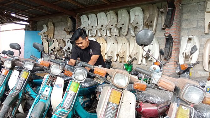 Irfan Nur Fajar Nazarudin dengan salah satu motor klasi miliknya. SP/ BLT