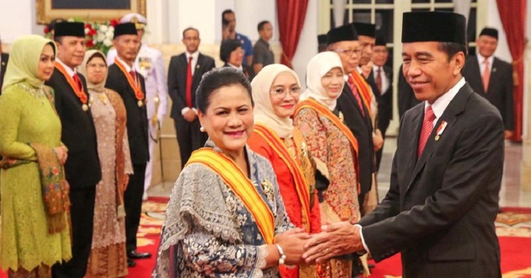 Momen Ibu Negara Iriana Joko Widodo saat mendapatkan tanda kehormatan dari Presiden Jokowi Istana Negara, Senin (14/8/2023). Iriana mendapatkan Bintang RI Adipradana. SP/Biro setpres