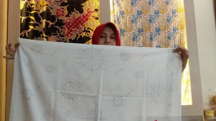 Iriane Chairini Megawati dengan salah satu motif batik corona produksinya. SP/ JMB