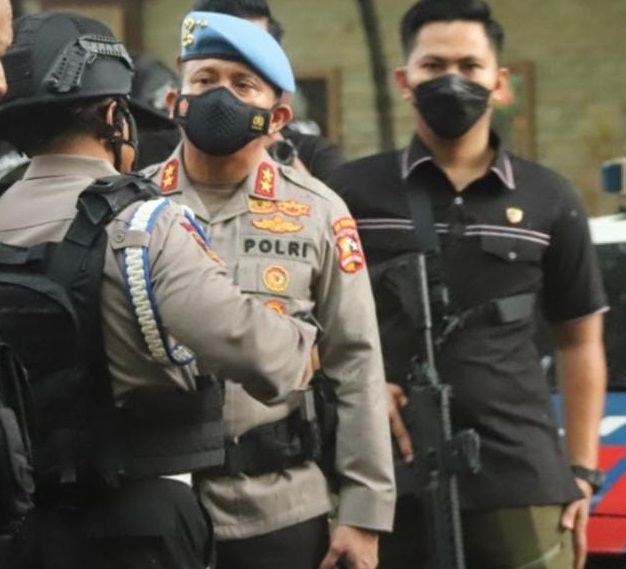 Momen mendiang Brigadir Yosua Hutabarat alias Brigadir J (membawa senapan serbu) sedang mengamankan Kadiv Propam Irjen Ferdy Sambo disebuah kegiatan.