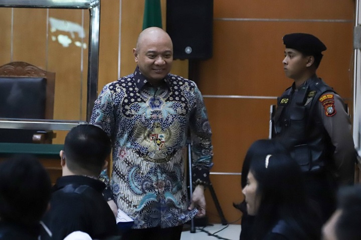 Ekspresi Irjen Teddy Minahasa tersenyum dan mengepalkan tangan serta sesekali melambaikan tangan ke arah pengunjung sidang, usai pembacaan vonis, di PN Jakarta Barat, Selasa (9/5/2023).