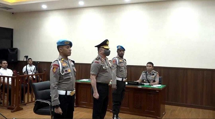 Ekspresi Irjen Teddy Minahasa saat menjalani sidang etik di Mabes Polri, Selasa (30/5/2023). Dalam sidang etik, Teddy mengenakan seragam lengkap Polri.