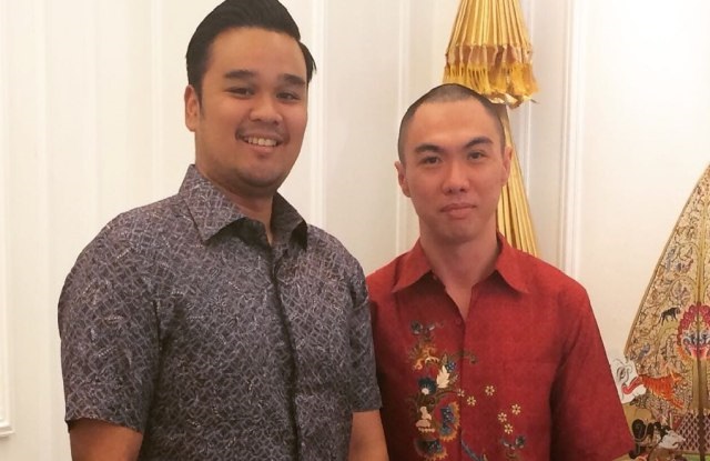 Iwan Cendekia Liman (kanan) saat berfoto bersama Rezky Herbiyono, menanti mantan Sekjen MA Nurhadi. Sp/Istimewa