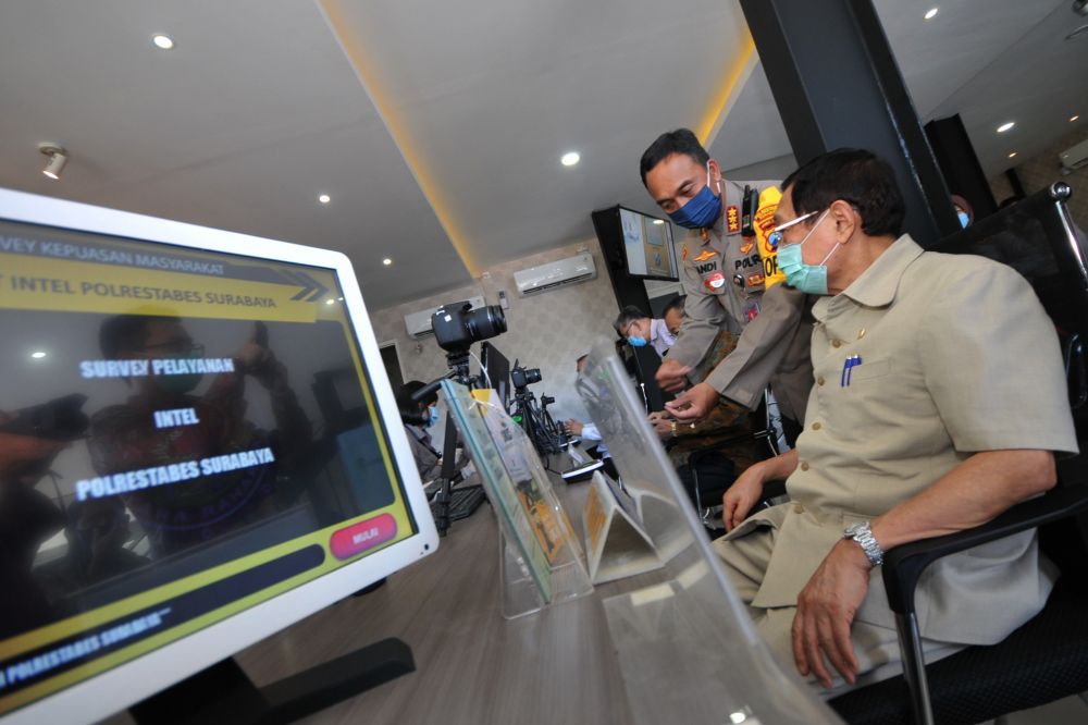 Kapolrestabes Surabaya Sandi Nugroho serta Perwakilan Paguyuban Tionghoa Surabaya Lim Wen Guang atau Alim Markus saat peresmian gedung SPKT dan Pelayanan SKCK Polresrabes Surabaya, Jawa Timur, Jumat (8/5/2020). Julian