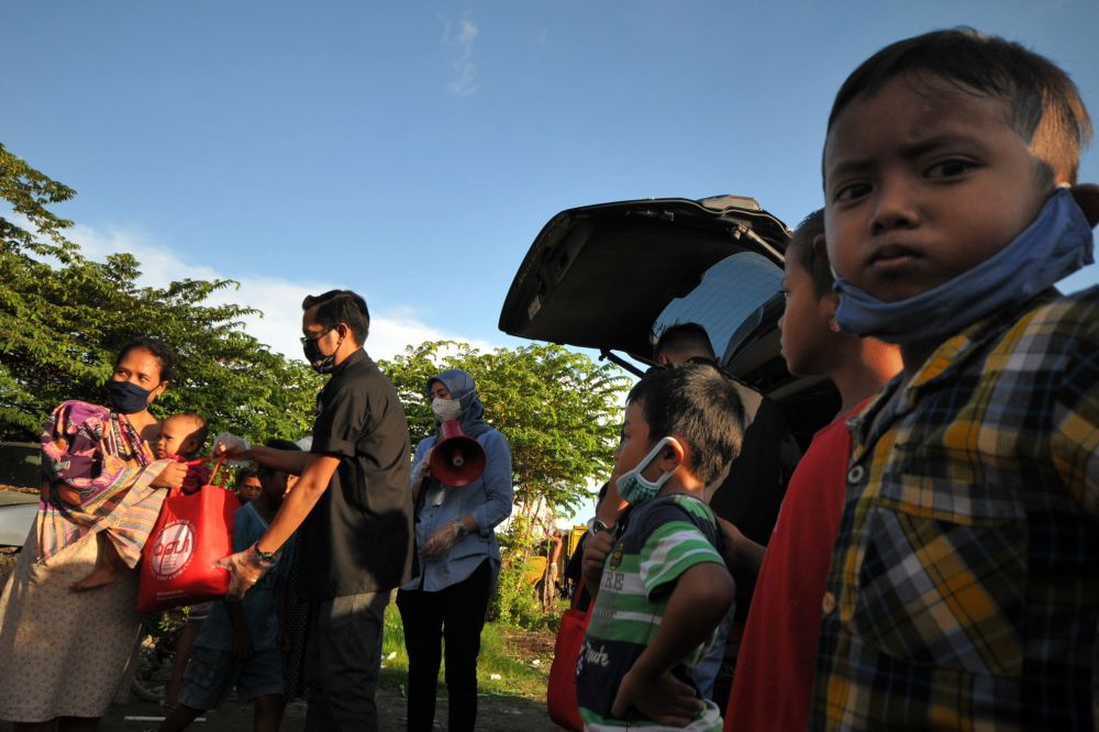 Asosiasi Pengusaha Vapor Indonesia (APVI) Jatim membagikan bantuan pada warga terdampak Covid-19. Pembagian bantuan pada warga terdampak dilakukan secara nasional oleh asosiasi. SP/Julian