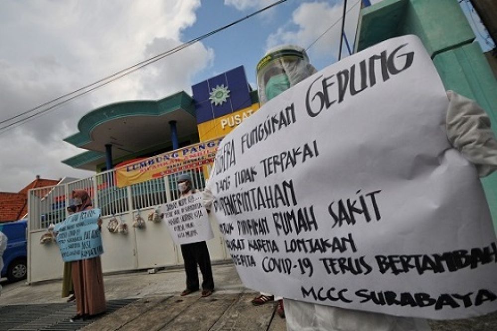 Sejumlah warga menggunakan baju Hazmat melakukan Aksi Keprihatinan Disaat Pandemi Covid-19 di Surabaya, Jawa Timur, Selasa (5/5/2020). Mereka menuntut agar adanya kepastian bantuan rakyat yang terdampak Covid-19.
Foto: SP/Julian
