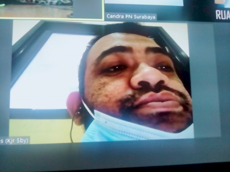 Tangkapan layar Abdussamad, jaksa gadungan saat menjalani sidang virtual di PN Surabaya. SP/Budi Mulyono