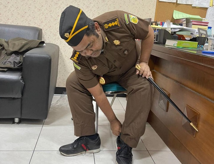 Abdussamad saat diamankan beserta barang bukti seragam dan aksesoris mirip seperti yang dimiliki oleh seorang jaksa, Senin (1/3/2021). SP/BUDI MULYONO.