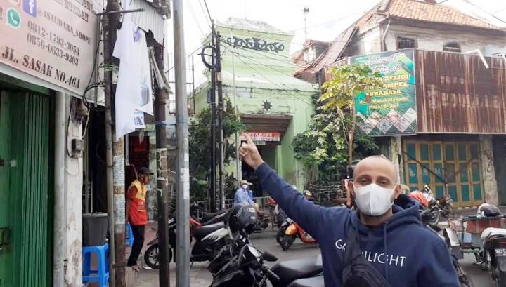 Kondisi Jalan Sasak, Ampel, Surabaya yang dipasangi bendera putih tanda menyerah terhadap kebijakan PPKM. Dan Fahim Ady, sedang menunjukkan bendera putih. SP/Anggadia muhammad
