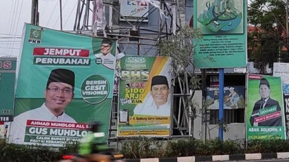 Poster para Calon Bupati Sidoarjo yang sudah bertebaran di mana-mana.
