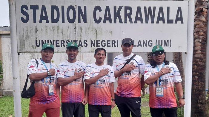 Koordinator Cabor Atletik Porwanas Jatim Wisnu Wardhana bersama atlet Sumarsono dan Surya Eko  sebelum menjalani latihan. Foto: Surya.