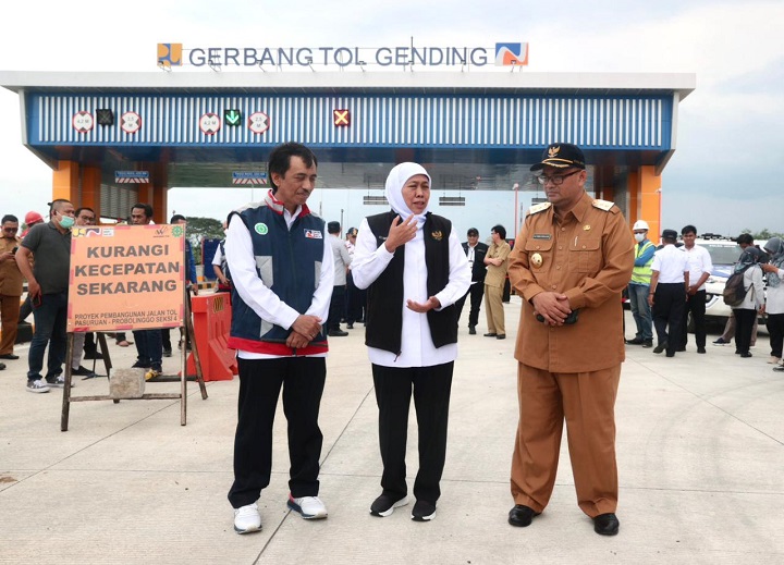 Gubernur Jatim Khofifah Indar Parawansa, Senin (10/4/2023), meninjau kesiapan Tol Paspor di Probolinggo Timur, exit tol Gending menjelang arus mudik lebaran, yang diperkirakan pada 19 April 2023 mendatang. SP/Devan